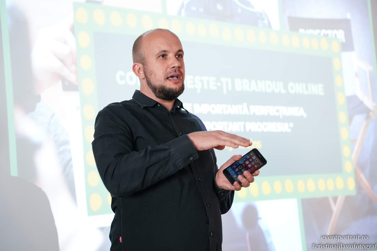 Daniel Bărnuți presenting video marketing strategy