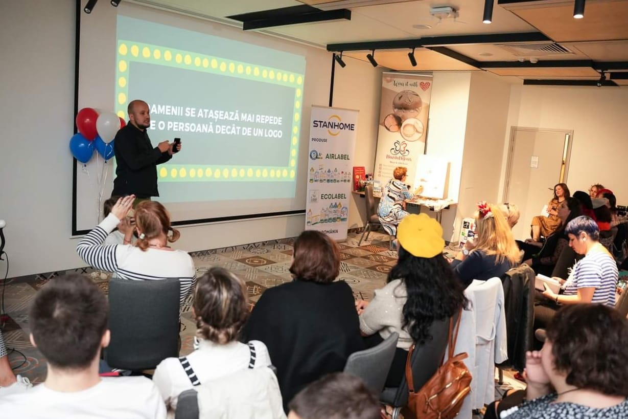 Daniel Bărnuți teaching video marketing to a room of entrepreneurs